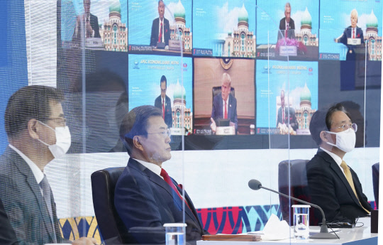 APEC 정상회의 참석한 문재인 대통령과 트럼프 미 대통령      (서울=연합뉴스) 이진욱 기자 = 문재인 대통령이 20일 오후 청와대에서 열린 아시아태평양경제협력체(APEC) 정상회의에서 의장국인 말레이시아의 무히딘 야신 총리 개회사를 듣고 있다.      문 대통령 뒤로 도널드 트럼프 미국 대통령의 모습도 보인다. 2020.11.20      cityboy@yna.co.kr  (끝)